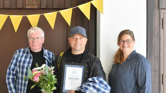 Tidigare chefredaktören Kjell Törmä, Johan Ylitalo och nuvarande chefredaktören för Kirunatidningen Tora Lindberg.