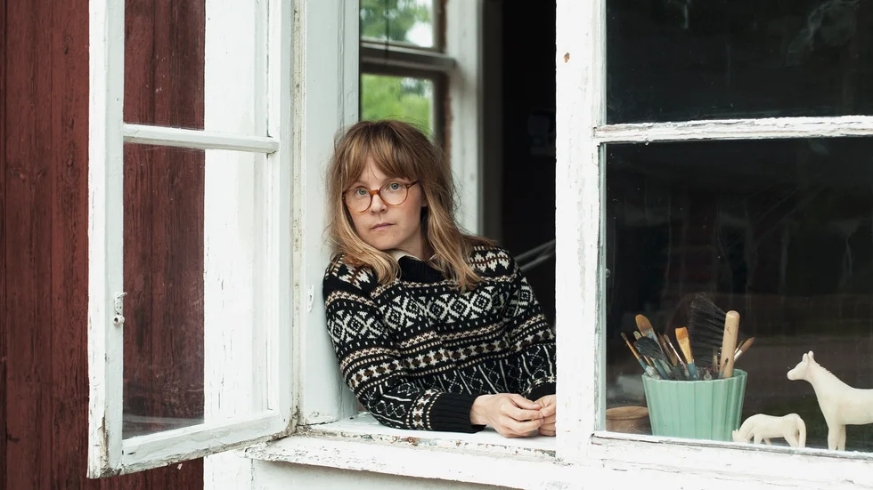 Emma Adbåge inspireras av vardagen i sitt författarskap. "Alla har vi ju en vardag, sedan kanske den påminner mer eller mindre om varandra. Jag utgår från mitt eget och vad jag har nära, och vad jag ser och hör omkring mig", säger hon.