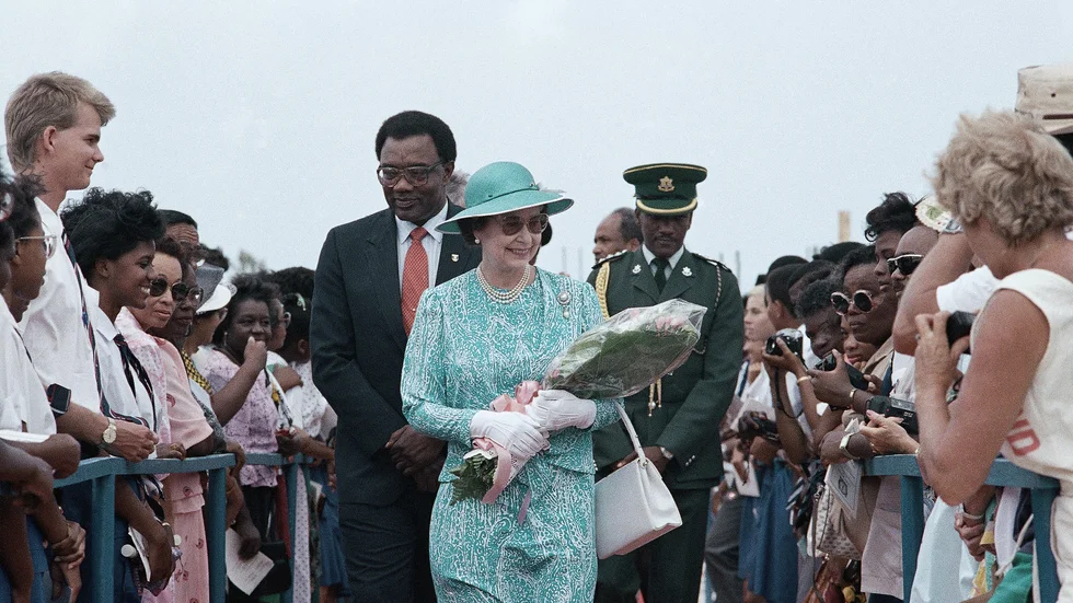 Elizabeth II under ett sällsynt besök i Barbados 1989. Nu kan hon förlora sin titel som öns drottning när den karibiska nationen vill bli republik. Arkivbild.