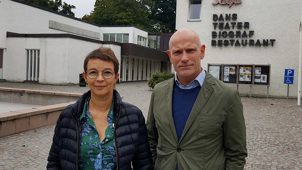 Nina Halden Rönnlund och Jonas Nyström framför det blivande kulturhuset som består av både biblioteket och Joar-delen.