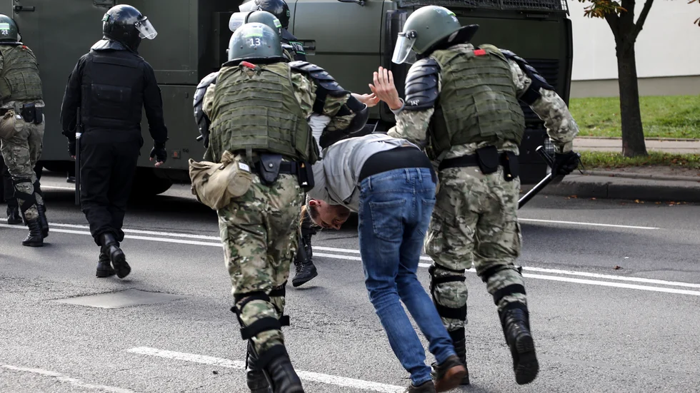 En demonstrant grips i samband med söndagens protester i Minsk, Belarus.