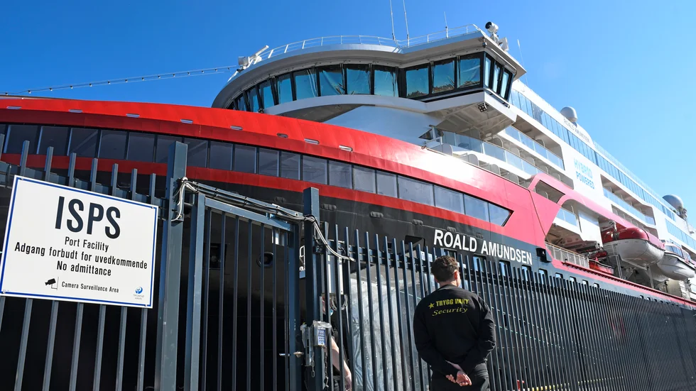 En resa till Svalbard med Hurtigruten-fartyget Roald Amundsen har ställts in sedan fyra personer i besättningen testats positivt för covid-19. Nu har fartyget isolerats i Tromsö.