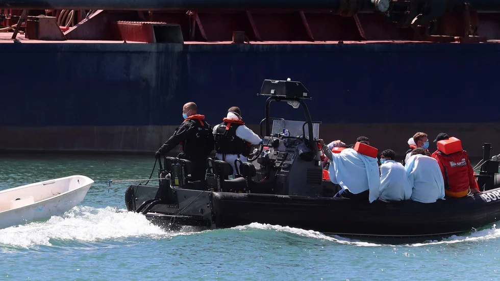 Migranter tas om hand i Dovers hamn tidigare i veckan.