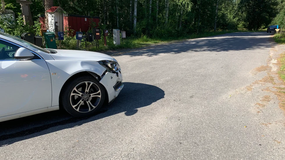 En personbil och en moped kolliderade vid 15-tiden.