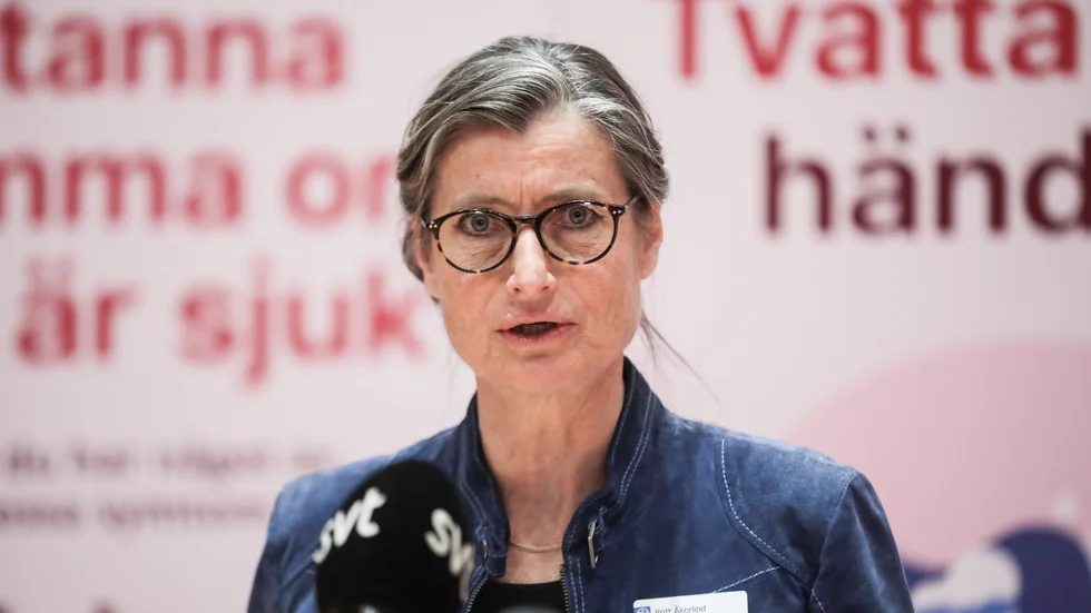 Smittskyddsläkaren Britt Åkerlind är nöjd med att coronapandemin stabilserats på en låg nivå, men betonar att vi måste fortsätta hålla avstånd.