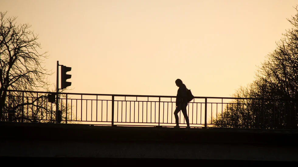 Kvinnan mötte en blottare under sin promenad. Polisen har upprättat en anmälan om sexuellt ofredande. 