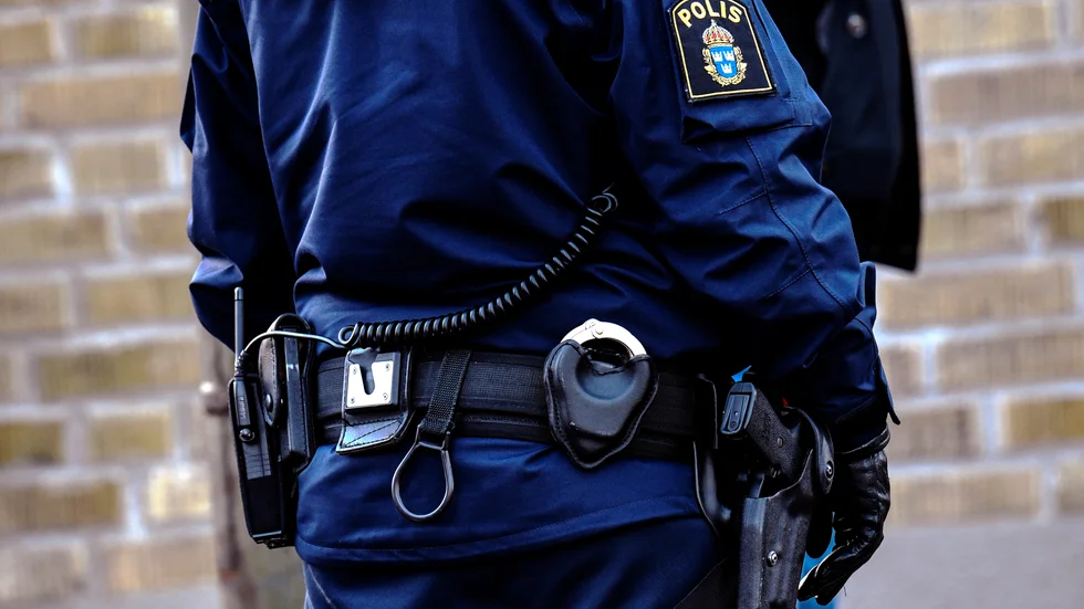 Efter att polisen beslagtog en stulen moped i Årby började en ung man kasta sten mot polisen. 