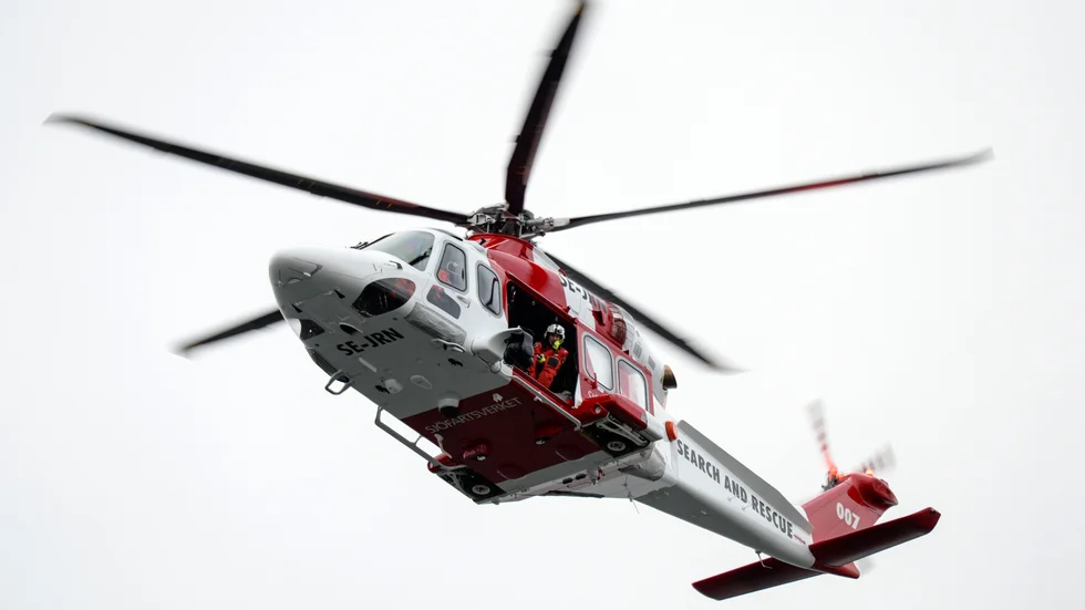 En helikopter från Sjöfartsverket samt polis och ambulans kallades till platsen.