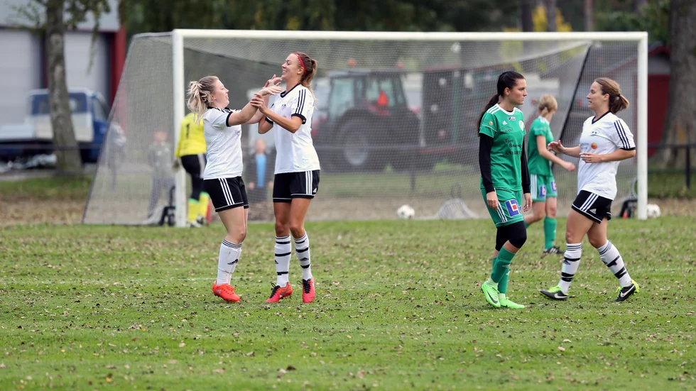 Västerviks Damfotboll vann premiären i division 4 med 4–0.