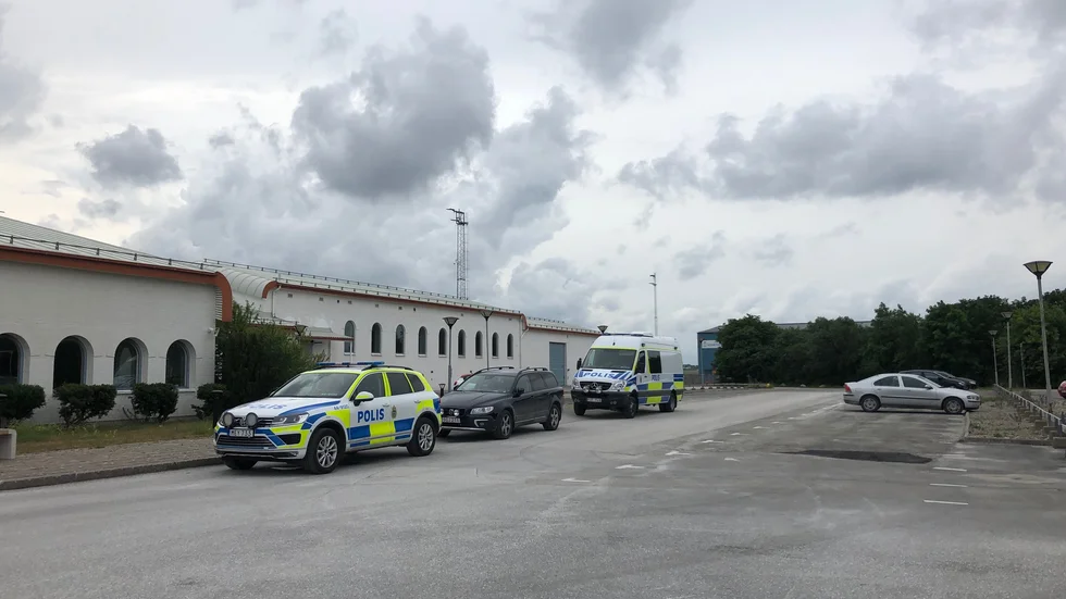 Flera poliser var under tisdagsförmiddagen på plats vid flygplatsen. 