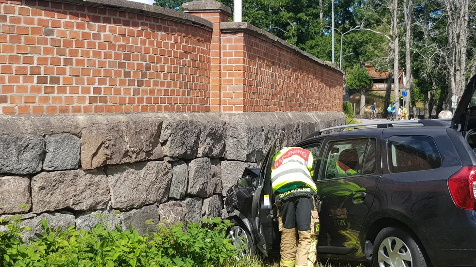 Föraren, en äldre kvinna, körde in i stenmuren vid Villan i Åtvidaberg.
