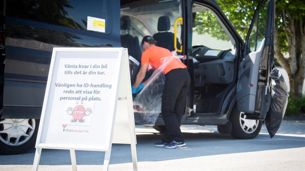 Provet beställs antingen hem, eller görs vid någon av provtagningsbussarna på ön.