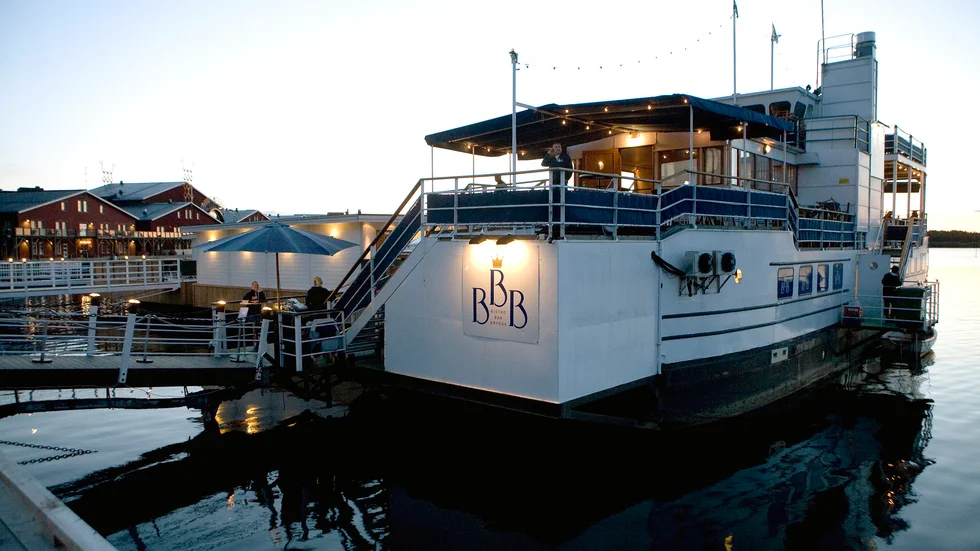Kommunen har uppmanat ägaren att flytta Färjan från Norra hamn. Nöjesbåten saknar bygglov och därmed arrende med kommunen. Fristen löper ut 31 juli, om drygt en vecka.