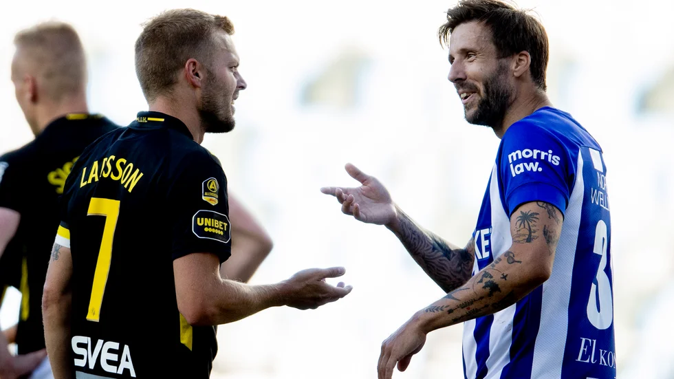 Sebastian Larsson diskuterar med Mattias Bjärsmyr under torsdagens match.