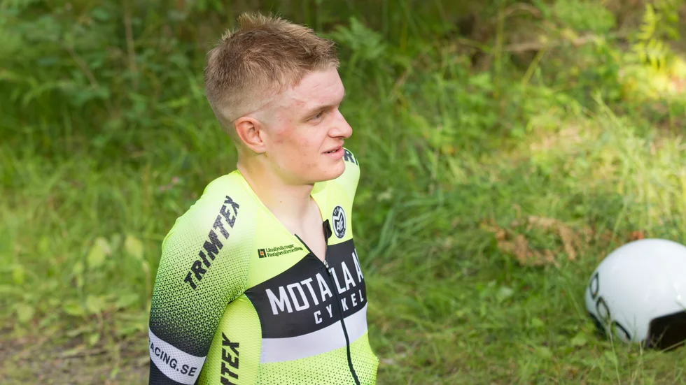 Jacob Ahlsson blev svensk mästare i tempo-SM i Lekeryd. Nu är han en av fyra Motala AIF-cyklister i Sveriges trupp till EM i Frankrike.