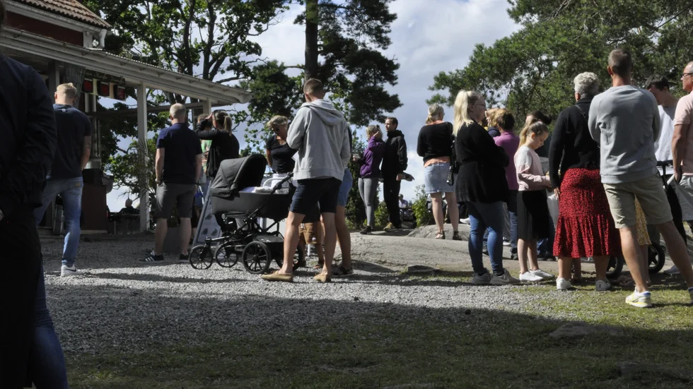 Många besökare på skärgårdsvåfflan - men i slutna grupper.