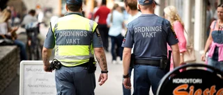 Väktare sätts in för att få folk att hålla avstånd
