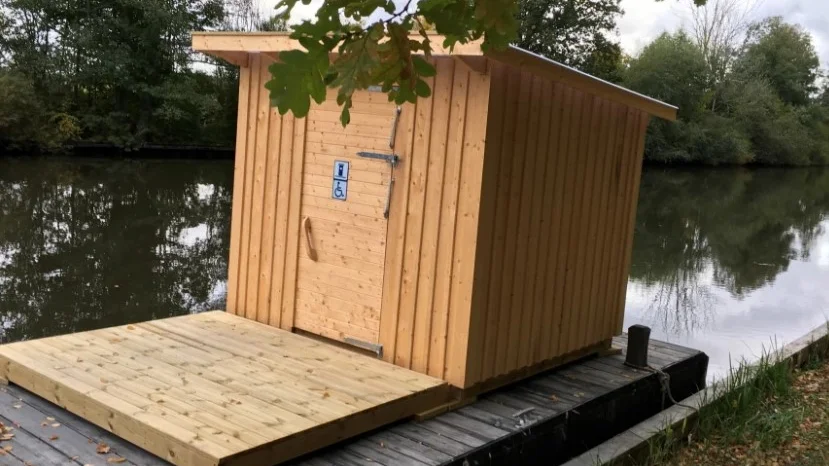 Den flytande året-runt toaletten invigdes av Uppsala kommun 2019.