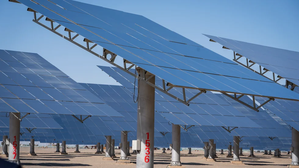 Enligt ett Skellefteåförslag borde ett solkraftverk uppföras på Vitberget. Den på bilden finns i Dunhuang, Kina.