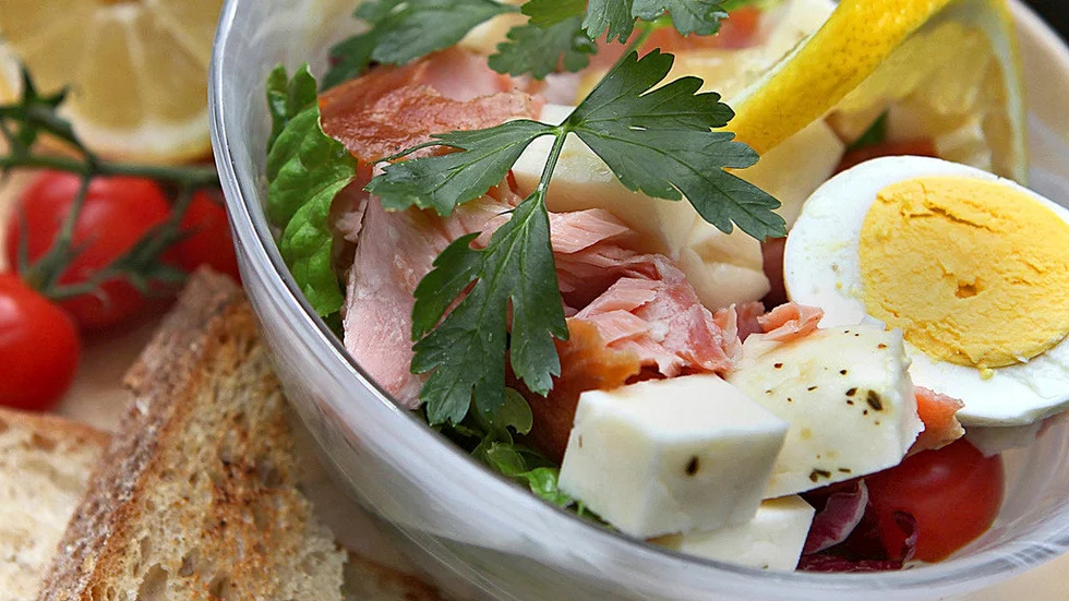 Varmrökt lax, halloumi och blandat grönt ger en sallad i somriga smaker och färger.