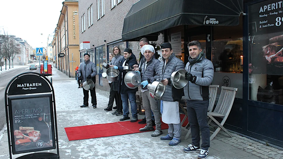 Personal och ägare skramlar med grytor och kastruller utanför Pappa Grappa klockan 15 varje dag, en del av branschens manifestation Kastrullupproret. 