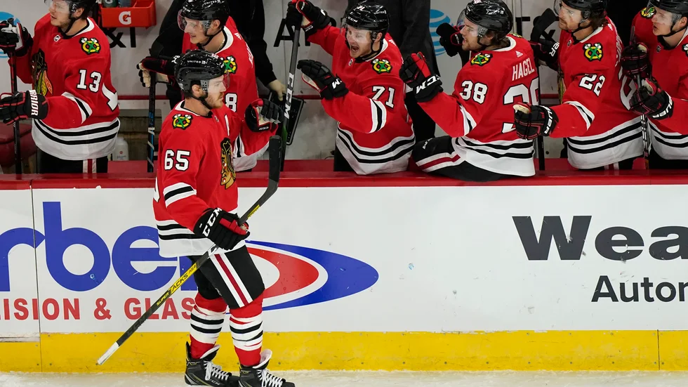 Andrew Shaw jublar efter ett av Chicagomålen mot Detroit. 