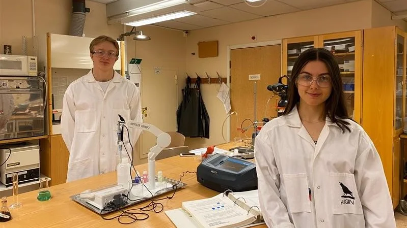 Sanna Berglund och Mark Hällerstrand, tredjeårselever på det naturvetenskapliga programmet på Strömbackaskolan får medverka på det största kemimötet för gymnasister i Sverige.