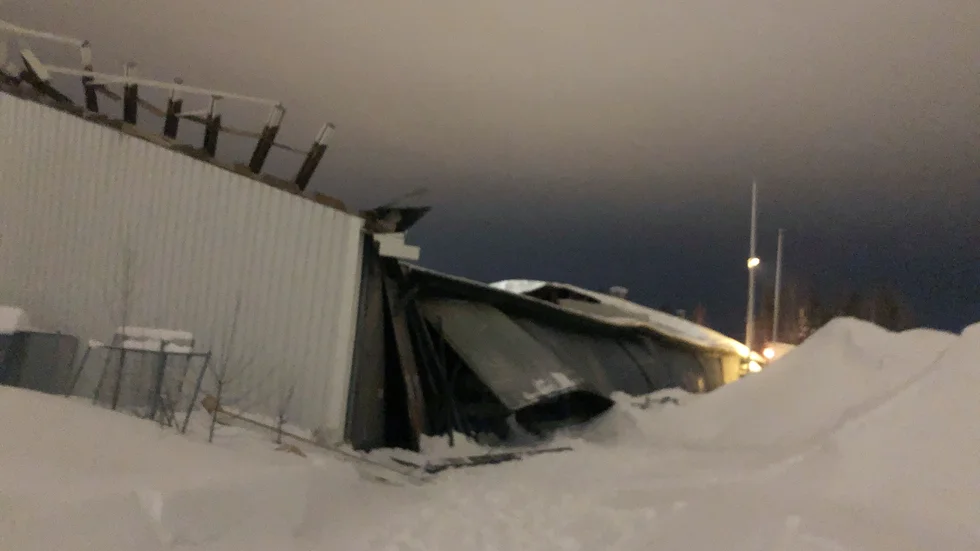 Taket på ett förråd på Industrivägen har rasat.