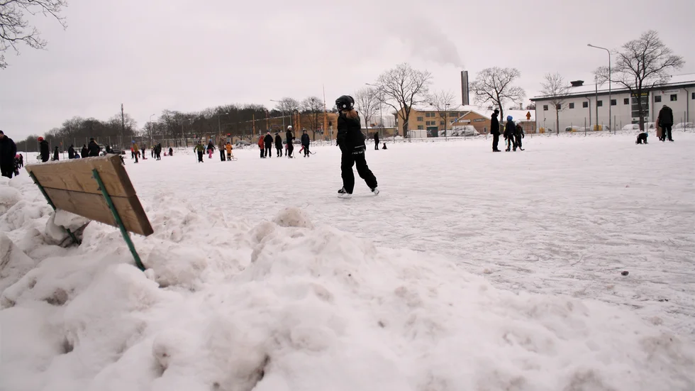 Snö- och vinterfantaster trivdes på Fålhagens Idrottsplats under söndagen. På den nyspolade isen svischade skridskoåkarna fram.