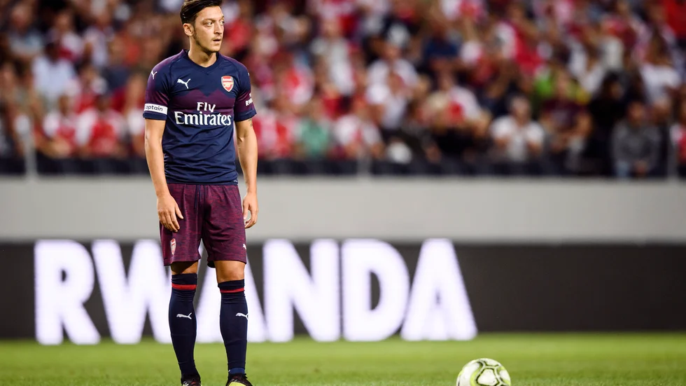 Mesut Özil lämnar Arsenal för Fenerbahce.