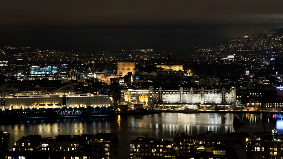 Oslo och många grannkommuner har belagts med stränga smittskyddsregler efter att en virusmutation upptäckts hos en grupp personer i en kommun.