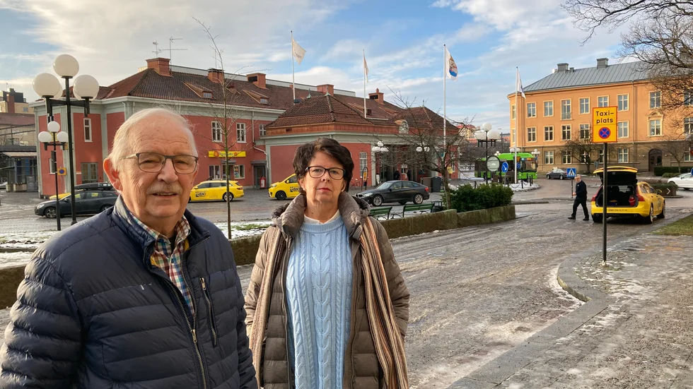 Bo Nilsson och Maritta Takala bor på trygghetsboendet Astrarna och störs av taxibilarnas tomgångskörning. "Drömmen är att kunna sitta på balkongen utan att behöva andas in avgaser."