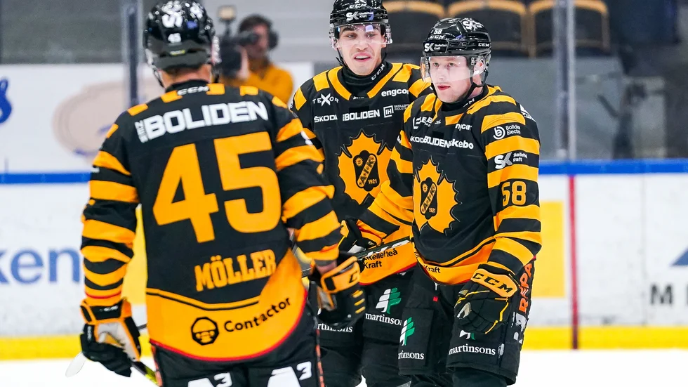 Adam Wilsby, mitten, kommer inte spela i kvällens match. 