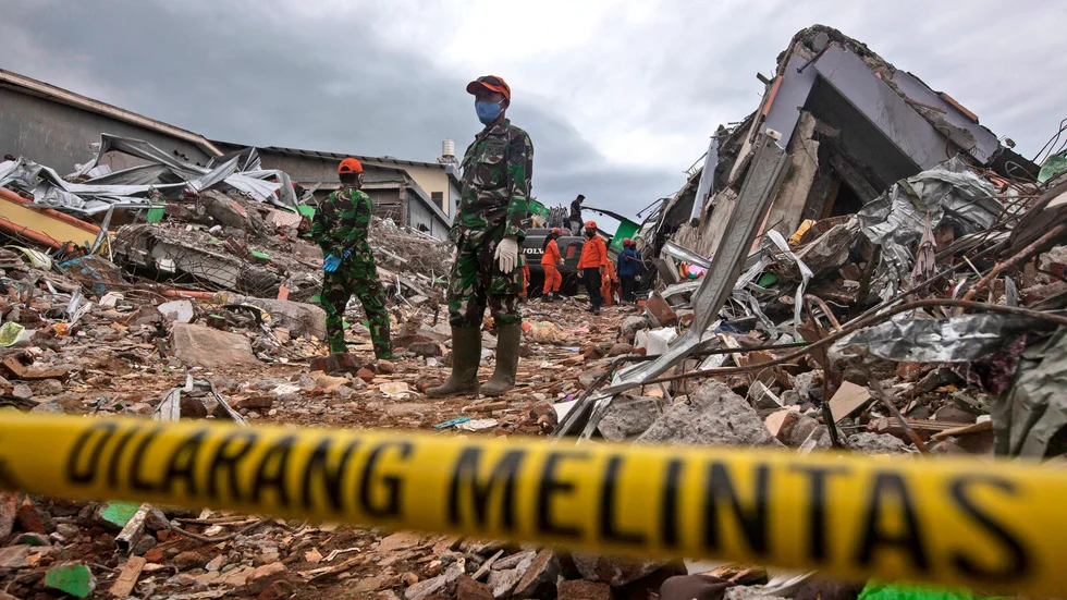 Räddningspersonal fortsätter sitt sökande efter människor i rasmassorna efter skalvet på den indonesiska ön Sulawesi.