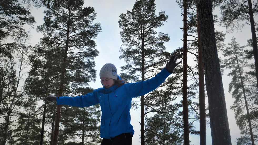 Olivia Stenfelt hoppar från sten till sten. 