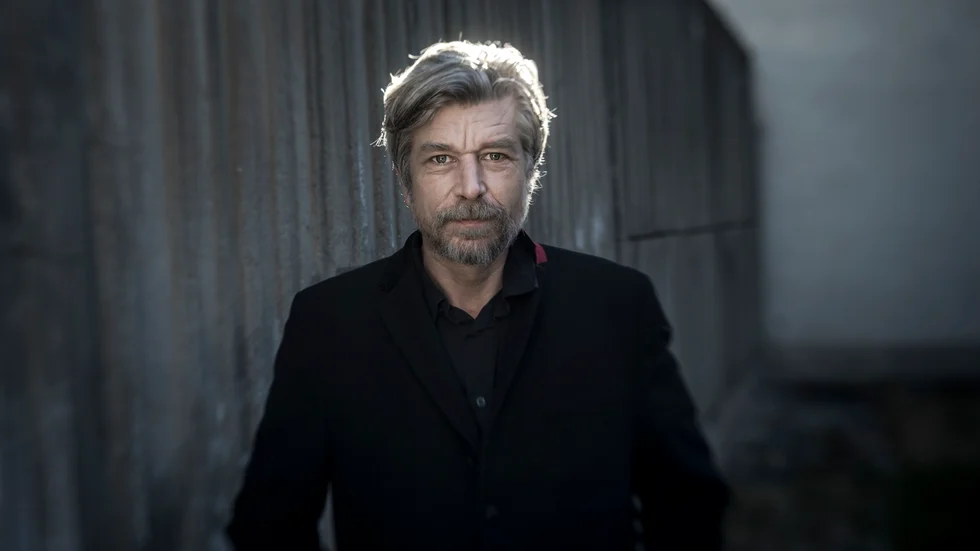 Karl Ove Knausgård (född 1968) är en norsk författare som debuterade med "Ut ur världen" (1998). "Morgonstjärnan" är hans första riktiga roman sedan det stora genombrottet med "Min kamp" (2009–2011).