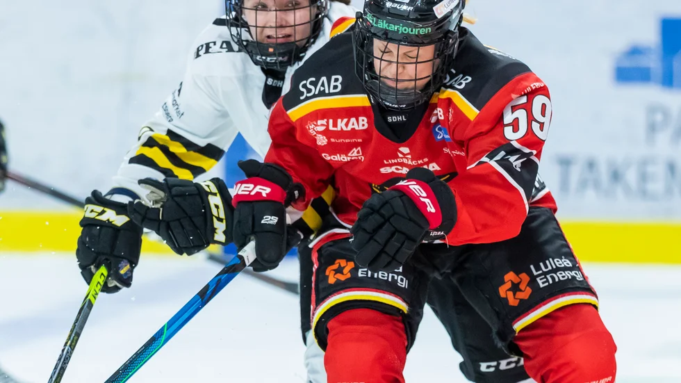 Johanna Olofsson trivs som bäst när det blir tuffare ute på isen. 