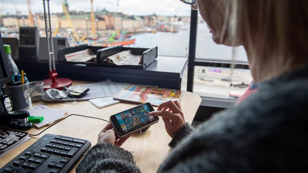 Statistik från Kronofogden visar att antalet unga som ansökte om skuldsanering fördubblades under förra året.