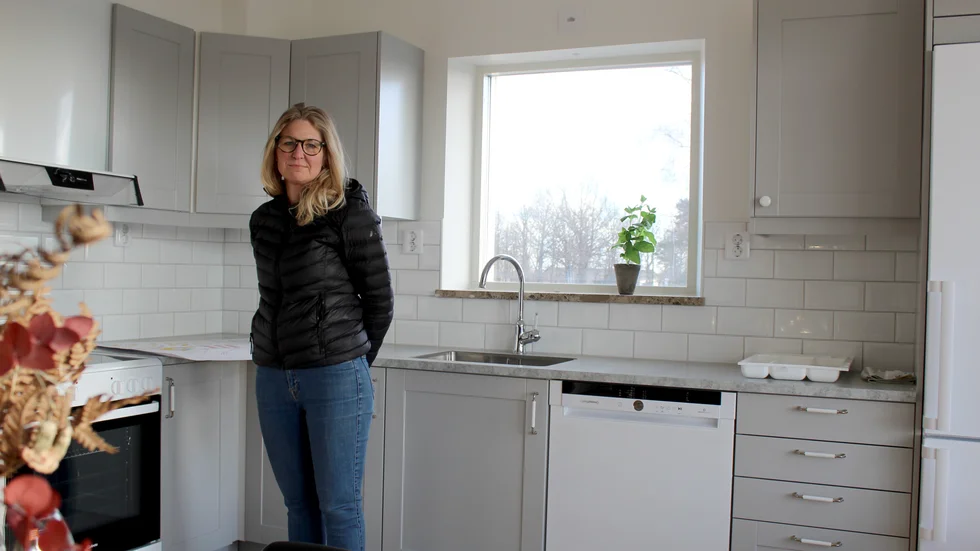 I bostadsrätterna har man satsat på hållbarhet och har bland annat satt solceller på taken. Här Cecilia Bergman Gustafsson i köket på en av lägenheterna. 