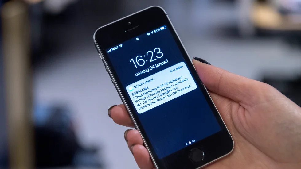 Enligt Sarah Hummerdal på SOS Alarm ska ett sms ses som ett komplement till det meddelande som går ut via Sveriges radio.