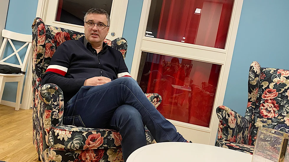 ”Jag hoppas att vi inte behöver vaccinera all personal på samma dag med dos två, nu var det knappt att vi klarade den nödvändiga verksamheten” säger Elvir Blazevic vid Allas vård och omsorg där nära hälften av personalen sjukskrevs på torsdagen, efter första vaccineringen.