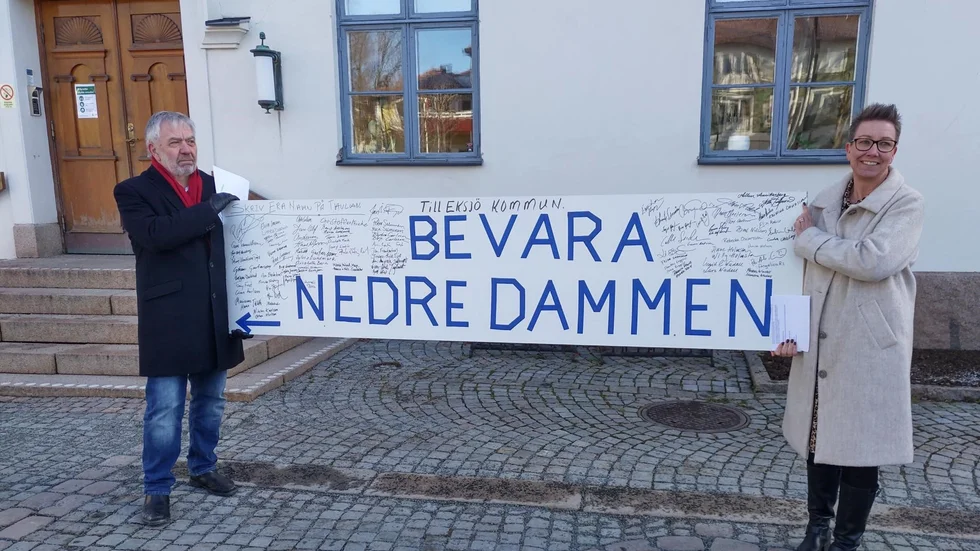 Samhällsbyggnads ordförande, Anders Gustafsson (M) och kommunstyrelsens ordförande Annelie Häggs (C) med den skylt som nära 100 Mariannelundsbor signerat. Utöver det har ett 500-tal engagerat digitalt sig i frågan.