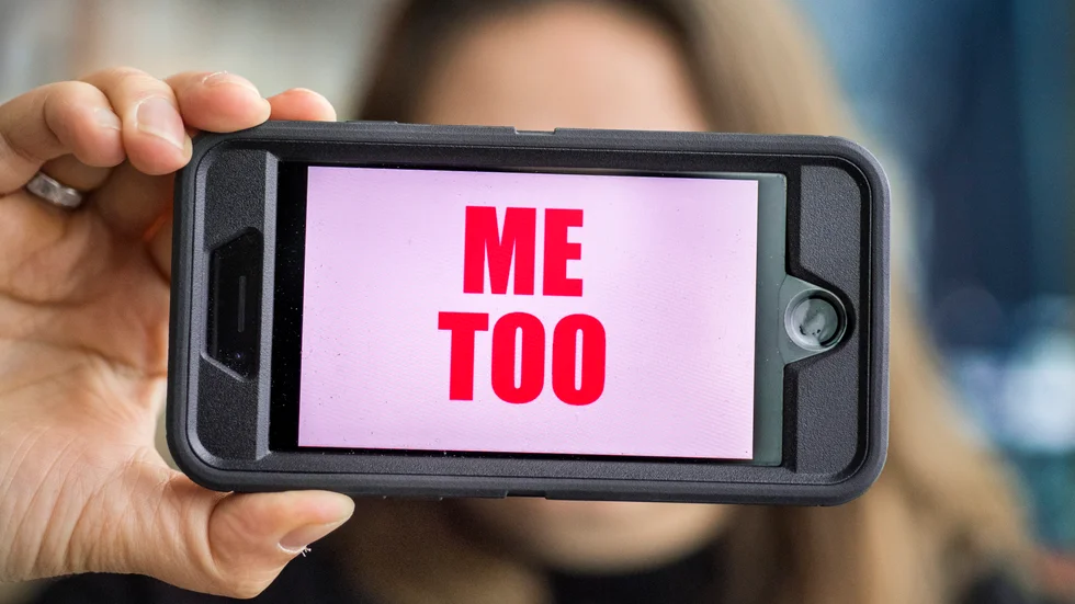 "Sexuella trakasserier hör inte hemma i ett modernt samhälle. Metoo-uppropen har på ett tydligt sätt visat på behovet av ett ständigt pågående arbete för att motverka sexuella trakasserier och sexism. Vi kan inte luta oss tillbaka", skriver debattörerna.