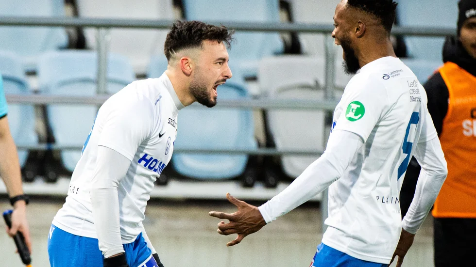 Sead Haksabanovic vrålar ut sin glädje efter sitt kanonmål. Här gratuleras han av Samuel Adegbenro.