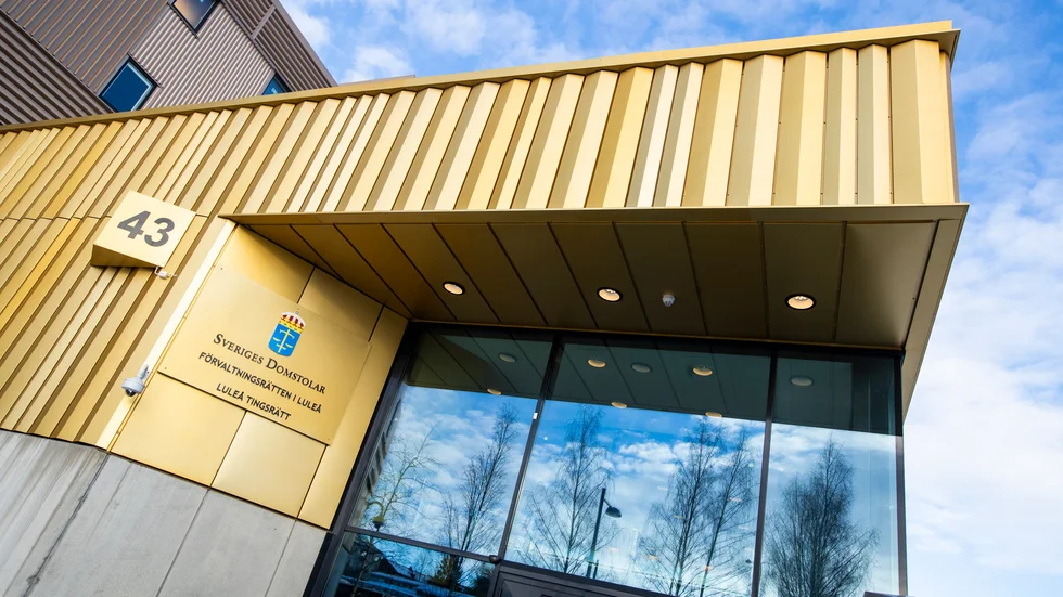 Pojken åtalas för våldtäkt mot barn i första hand och sexuellt övergrepp mot barn i andra hand. Rättegången vid Luleå tingsrätt väntas ta fyra timmar.