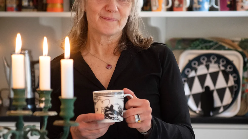 Lotta Lutteman upptäckte först Tove Jansson som författare. På 1990-talet köpte hon sina första muggar. ”Sedan har samlingen växt organiskt”, säger hon.