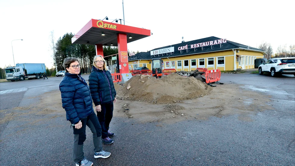 Byborna Ingrid Nilsson och Eva Nordmark är glada över beskedet att Qstar svängt och beslutat att fortsätta sälja bensin på tankstationen vid E10 i Lansjärv. 

