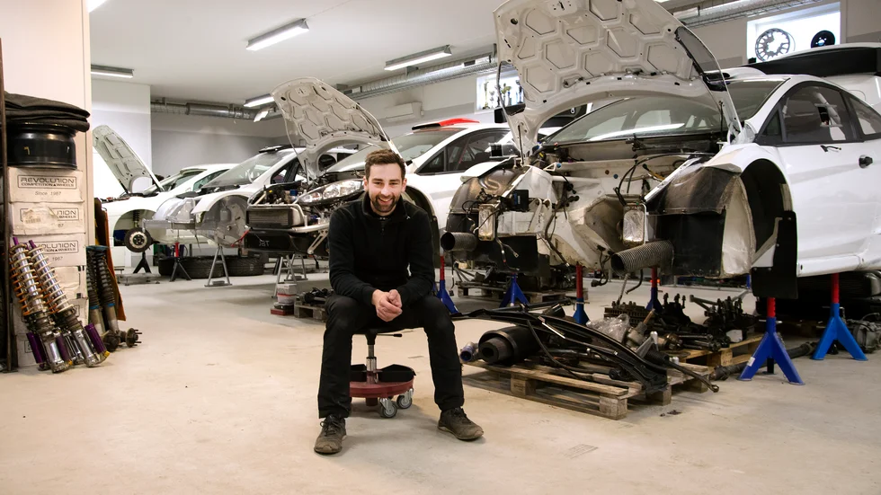 Johan Björnsson litade till sin känsla och startade eget som rallymekaniker. Han tog klivet från STCC och livnär sig nu genom att ansvara för tre bilar där ägarna tävlar i SM. 