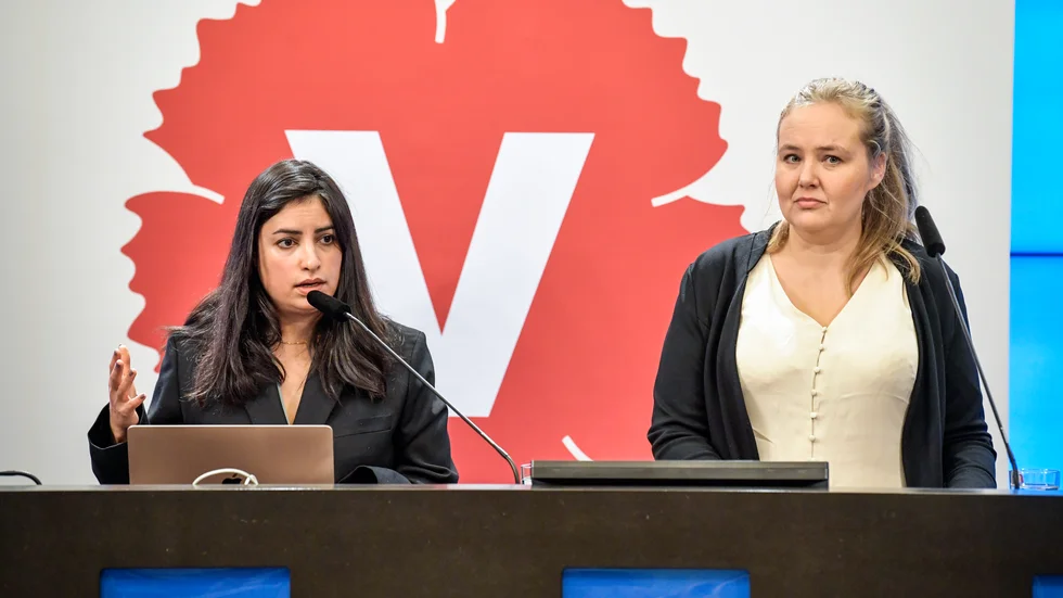 Vänsterpartiets ledare Nooshi Dadgostar och Ida Gabrielsson, partiets talesperson för sjukförsäkringsfrågor, håller pressträff. vill hindra att fler utförsäkras efter slit pandemin.
