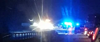 En person till sjukhus efter singelolycka